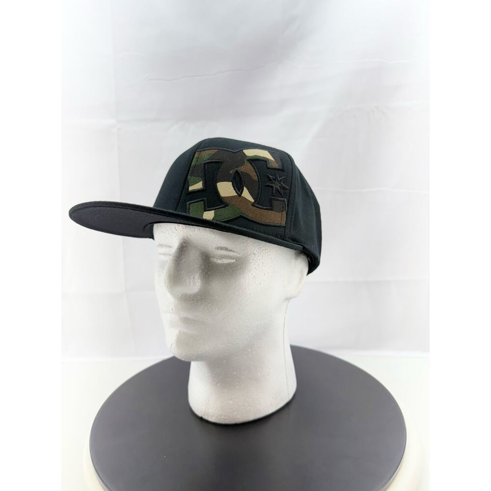DC Shoes Black Camouflage Flexfit Fitted Logo Hat Mens Size S/M Flat Bill Skater